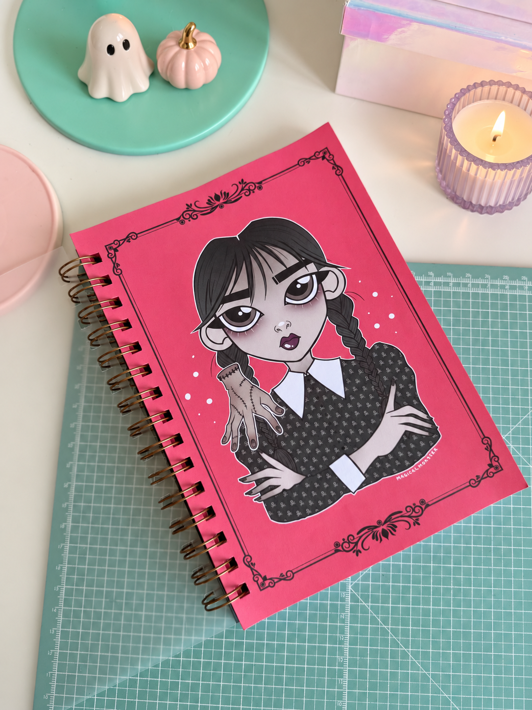 Libreta rosa Miércoles A5 con bolsillo y pegatinas