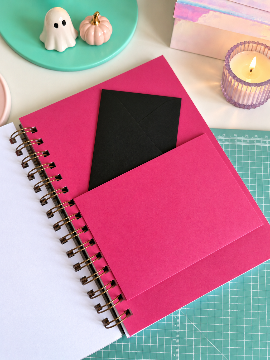 Libreta rosa Miércoles A5 con bolsillo y pegatinas