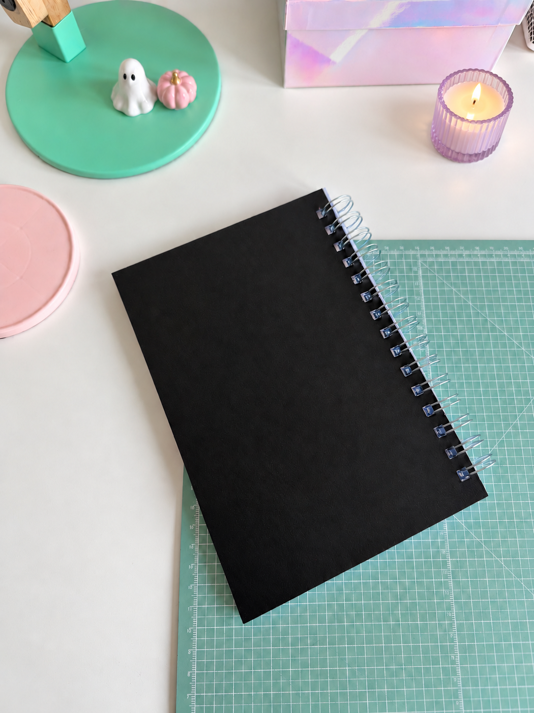 Libreta rosa Miércoles A5 con bolsillo y pegatinas