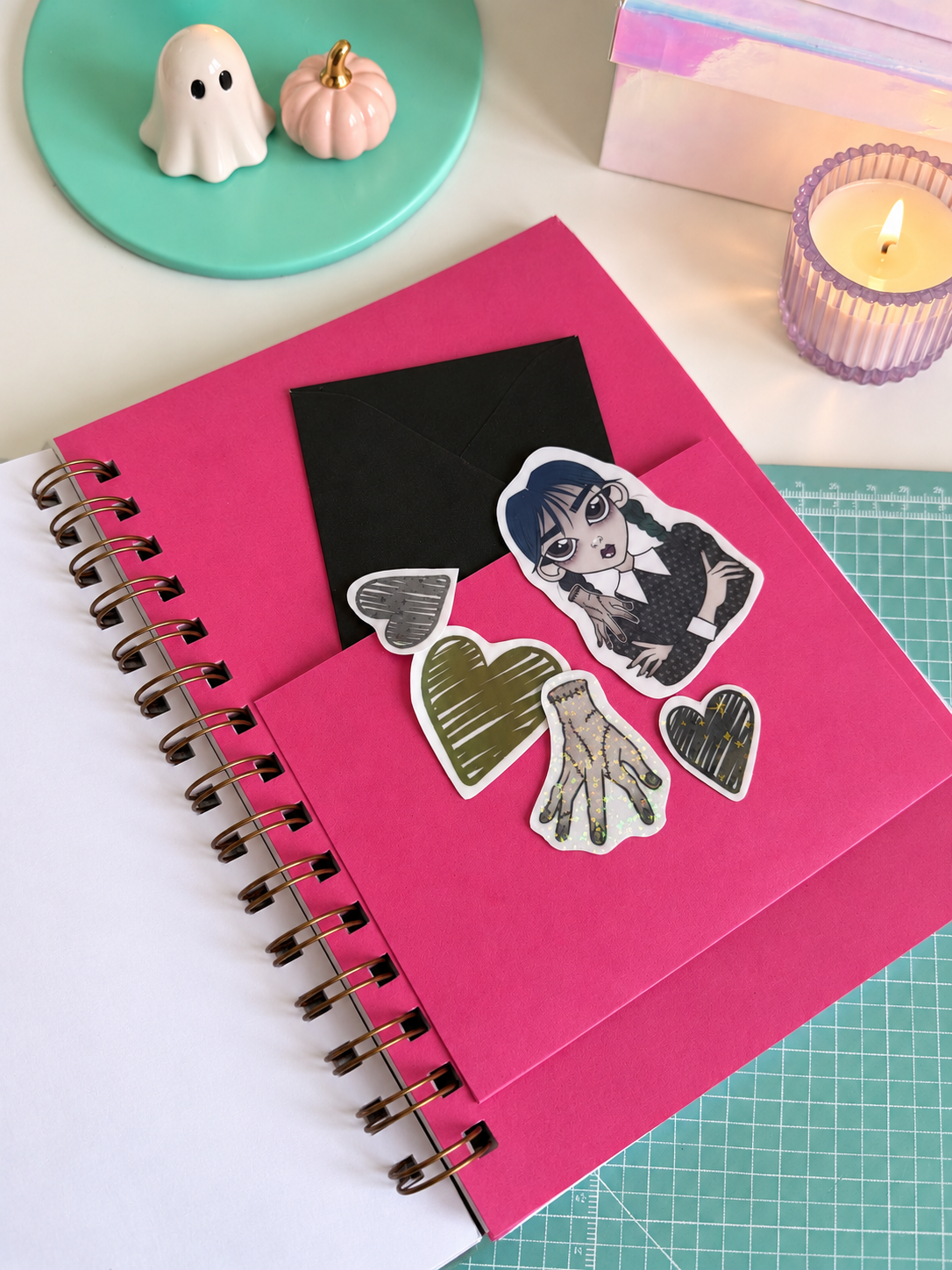 Libreta rosa Miércoles A5 con bolsillo y pegatinas
