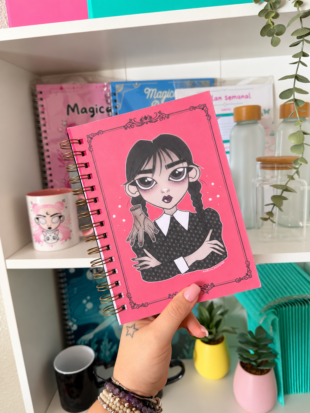 Libreta rosa Miércoles A5 con bolsillo y pegatinas