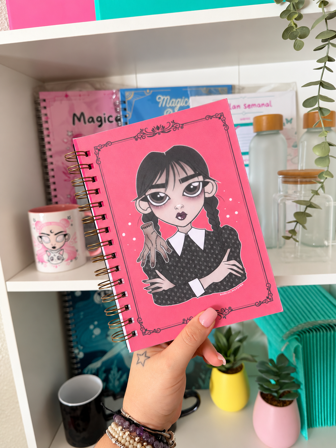 Libreta rosa Miércoles A5 con bolsillo y pegatinas