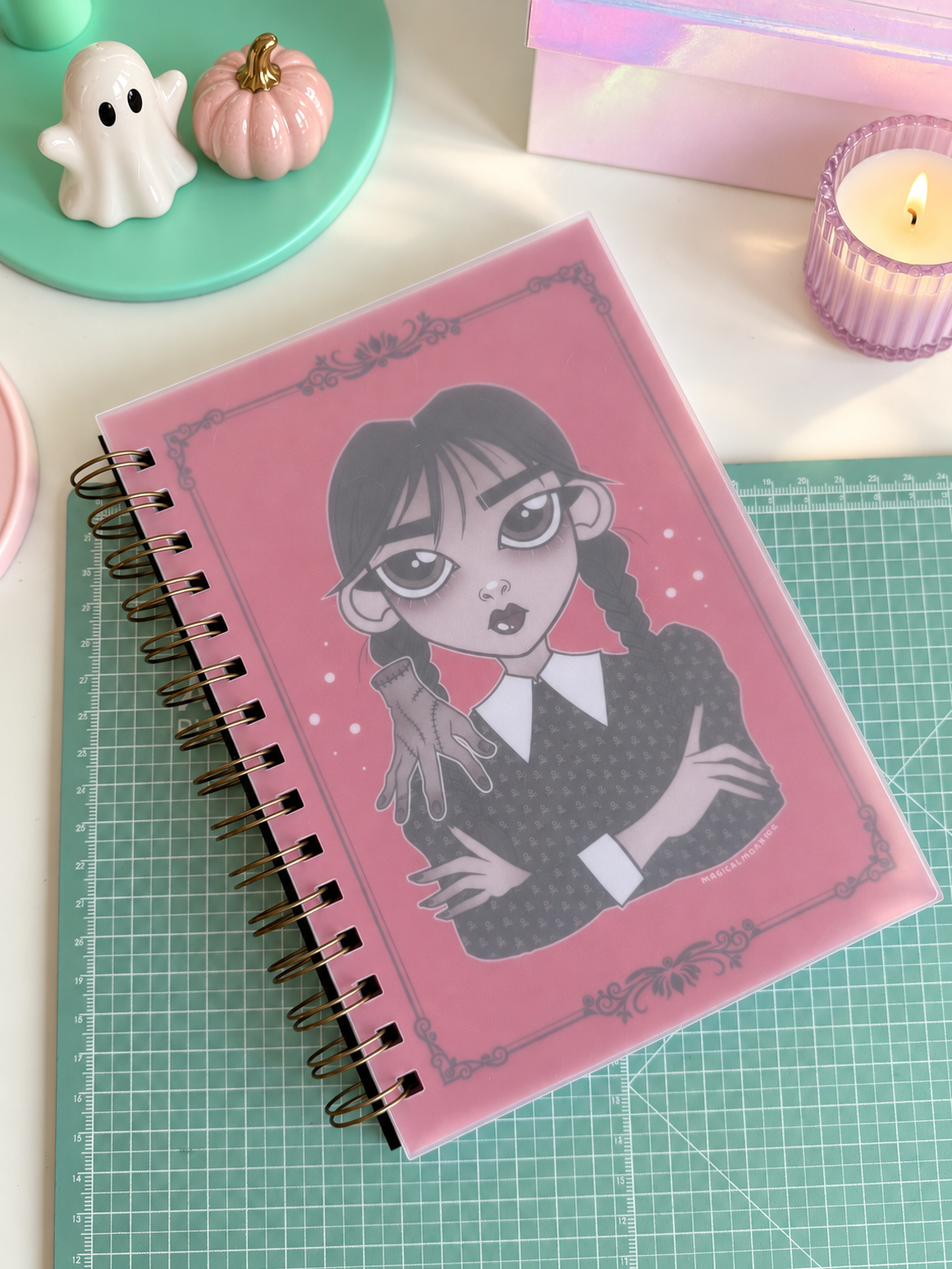 Libreta rosa Miércoles A5 con bolsillo y pegatinas